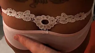 Азиатская красотка Лалейн сосет и лижет член.